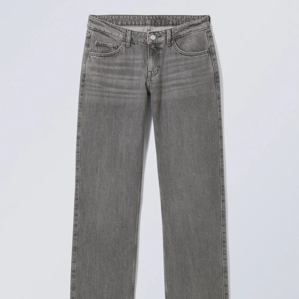De populära lågmidjade jeansen från WEEKDAY. Grå färg i modellen arrow, storlek 27/32. Använda ett fåtal gånger. Skriv för fler bilder . Jeans & Byxor.