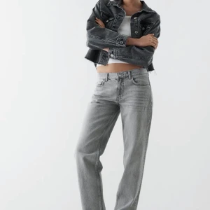 Jeans - Ginas low straight jeans i grå! Lite för korta för mig som är 166!💞frakt 66kr