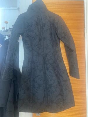 En broderi kappa - En snygg broderi kappa med hög krage med två fickor