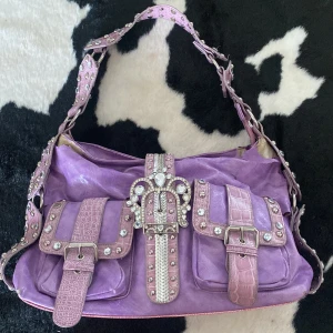 söt väska - rymlig väska ja köpt på plick men använder sällan, tecken på användning finns vid båda hörnen längst upp ifram & lite ibak  jättesöta detaljer me glitter/strass/glasstenar? & paljetter ❤️