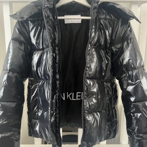 Calvin Klein Jeans - Vinterjacka  - Perfekt jacka för höst, vinter, och tidig vår! Jackan är endast använd ett fåtal gånger och är som ny! (Nypris är strax över två tusen) Säljer då jag köpt en annan jacka💕💕