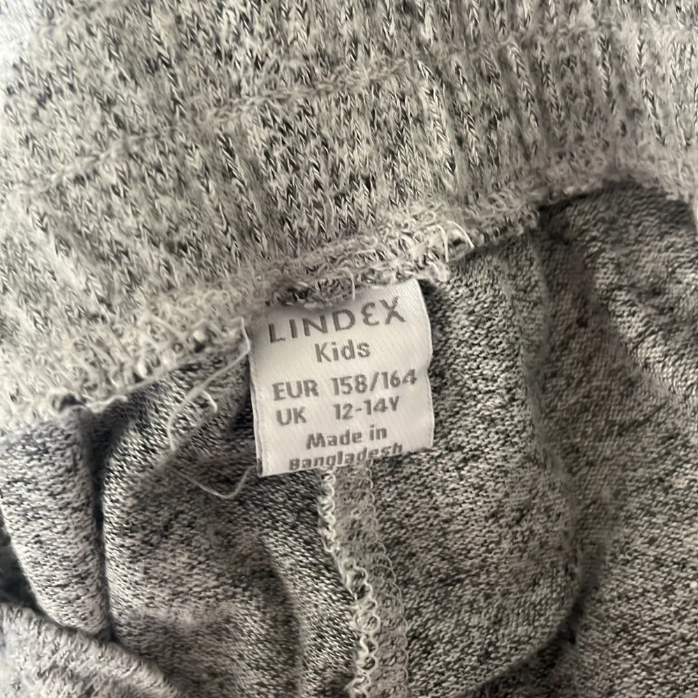 Ett par gråa mjukisbyxor från lindex i storlek 158/164 (12-14 år) Mjukt material. Kan mötas upp i Stockholm, östermalm/gärdet. Jeans & Byxor.
