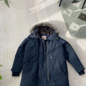 Levis vinterjacka - Varm fodrad Levis vinterjacka. Herrstorlek Medium Skick 7/10 Inte använd på ca 3 år.  Kan skickas eller hämtas/Mötas