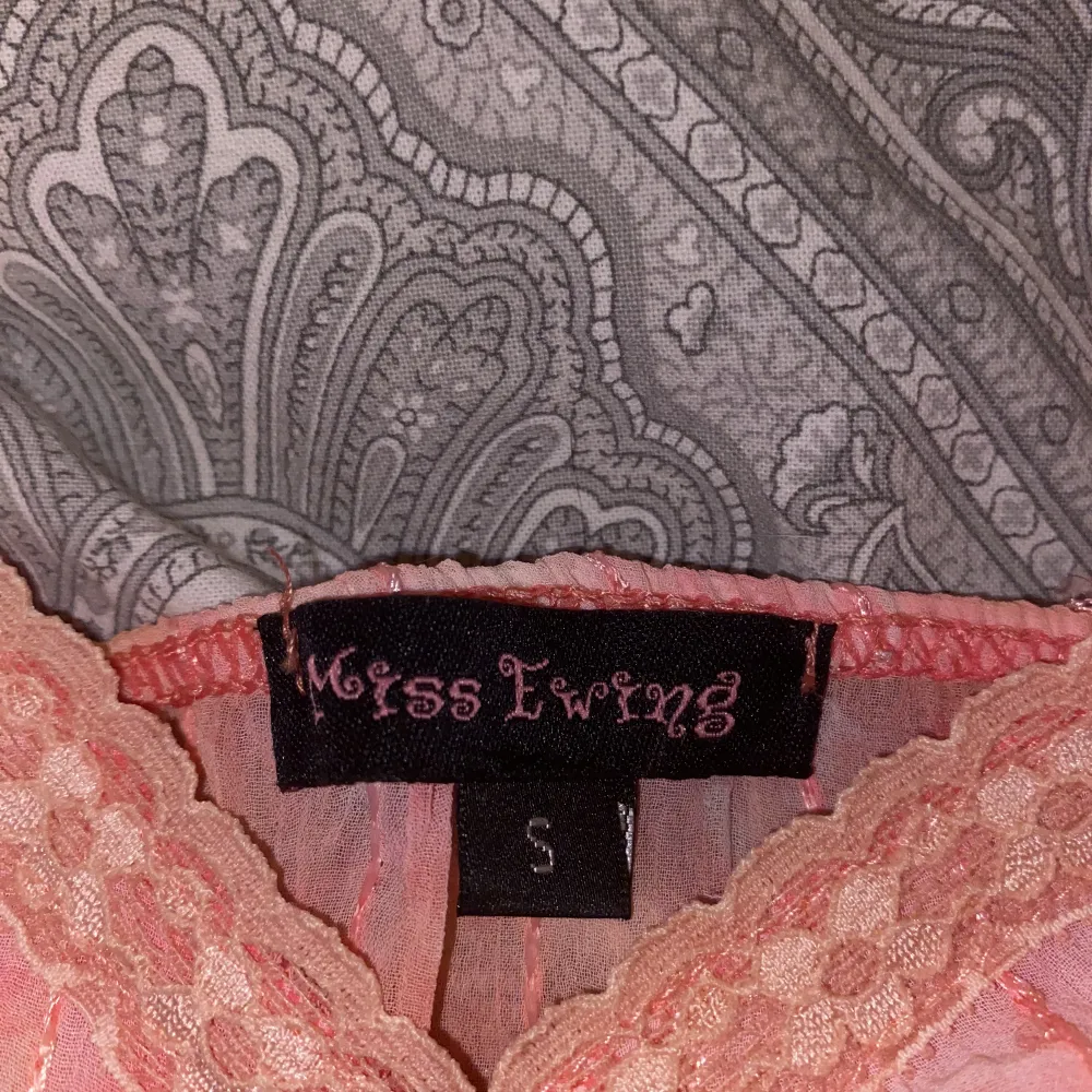 Super gulligt rosa linne från Miss Ewing i storlek S Säljer då det inte kommer till andvändning🙌. Toppar.