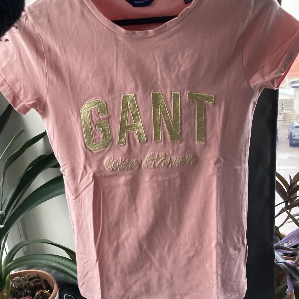 Snygg rosa gant tröja som är andvänd 2-3 ggr. . T-shirts.
