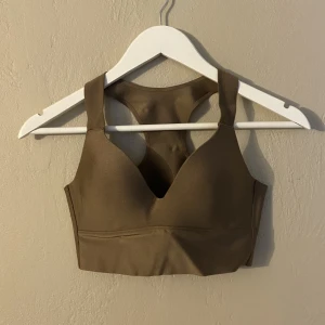 Sport bh  - Brun sport bh från aimin i storlek xs. Den är helt ny och aldrig andvända då den tyvär var för liten. Skriv för fler bilder.