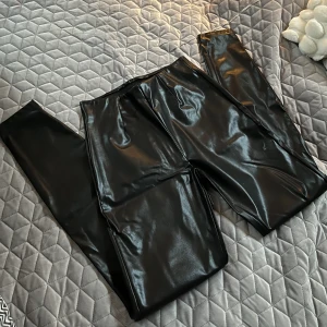 Bikbok skinnbyxor - Skinnbyxor från bikbok i stl xs💕 Lite raka vid slutet av benet men skulle ändå säga att dom är skinny, det finns dragkedjor i slutet på båda innerbenen! Använd gärna köp nu