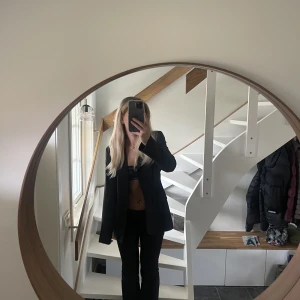 Oversized blazer - Säljer min älskade oversized blazer då jag ska flytta och redan har för många. Den sitter perfekt på mig som vanligtvis har storlek S och slutar på rumpan. Inte helt kolsvart utan mer mörkgrå🫶🏼