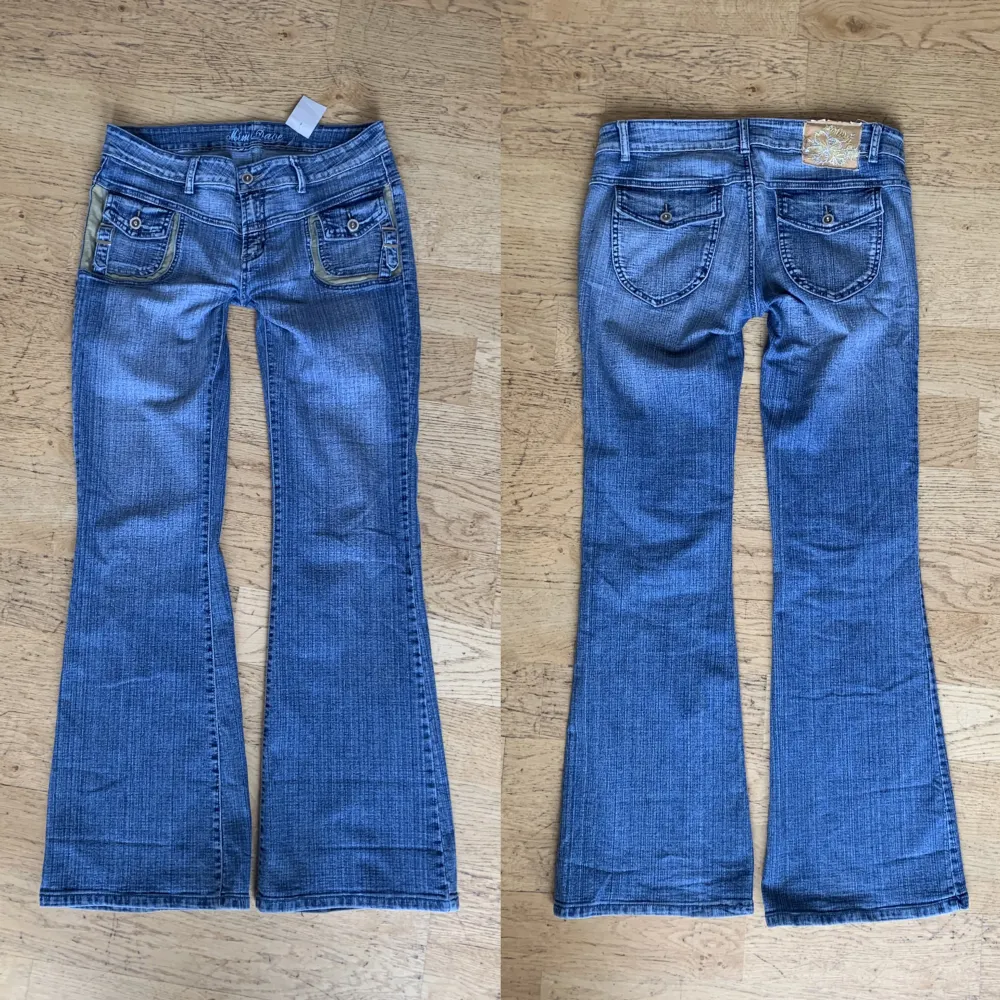 Jättefina lågmidjade jeans med fickor och najs detaljer både fram och bak! Bootcut/flare fit, nya med lappar!  MÅTT: midja 82 cm (stretchiga), innerben 85 cm, jag är 177! Se min profil för liknande plagg❣️. Jeans & Byxor.