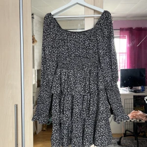 Klänning - Säljer denna vackra blommiga sommarklänning då jag råkade få fel storlek