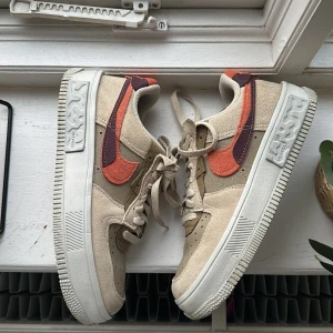 Nike force - Jäkligt snygga skor från Nike, tyvärr sitter de inte bra på mig så använt fåtal gånger, syns inte att dom är använda utanpå 