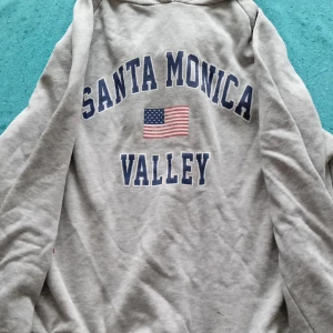 Gina Tricot  - Säljer en hoodie från Gina Tricot, st XL passar som M Lite målar färg på kanten röd men syns inte mycket  Dm för mer bilder elr köp. Materialet är mjukt tvättas innan köp!🌺🌺