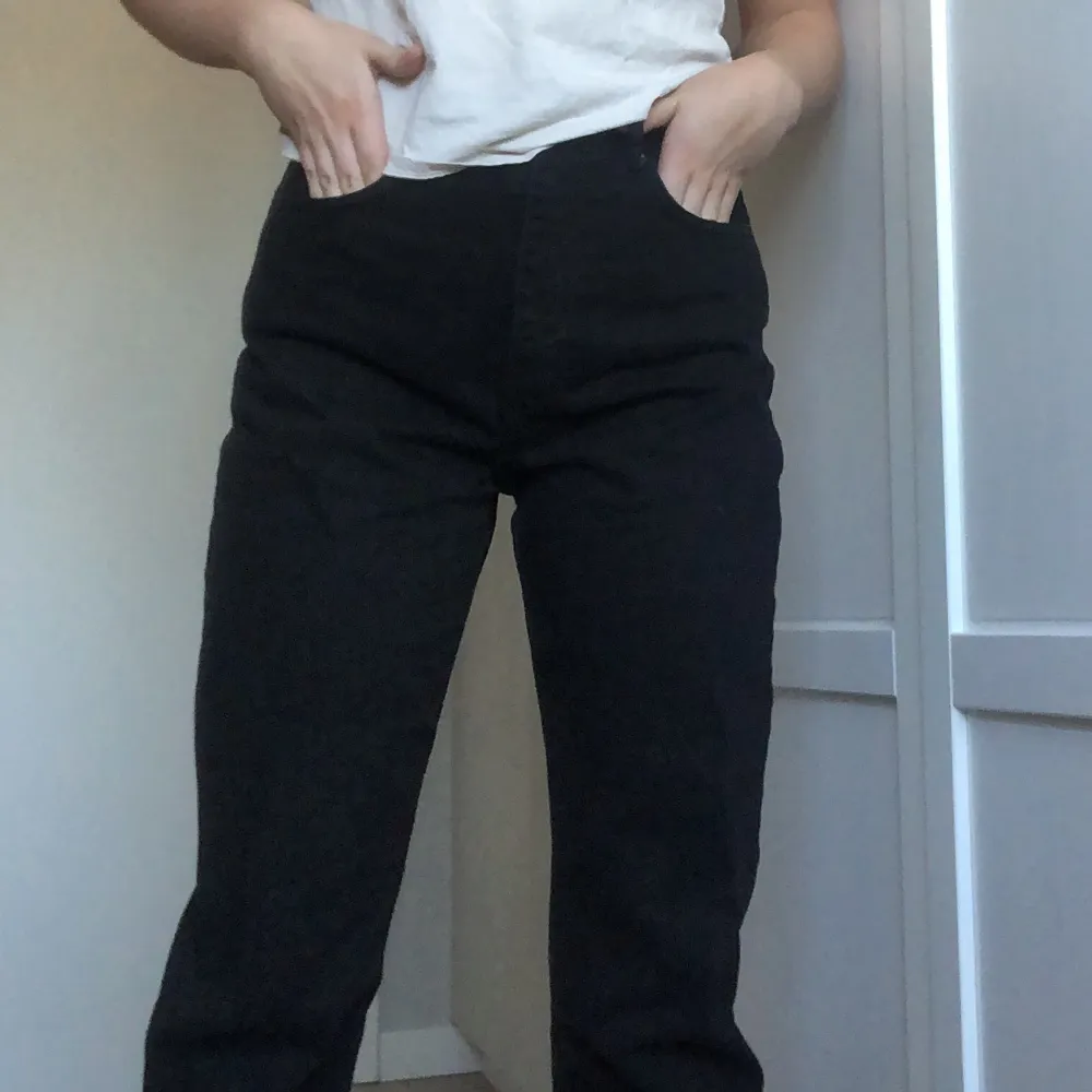 Lite baggy jeans som är riktigt snygga!! Storlek står inte men uppskattas som 36. Jeans & Byxor.