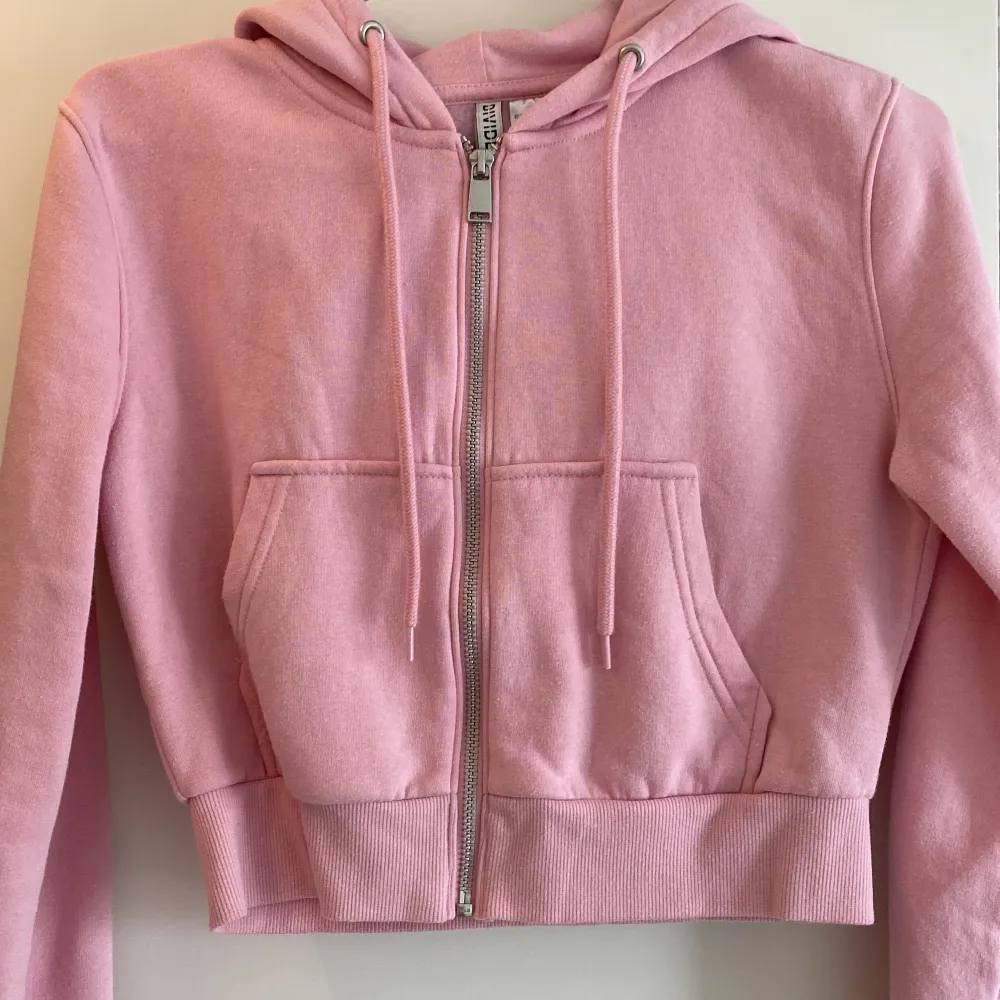 En rosa zip up hoodie cropped. Använd en gång. . Hoodies.