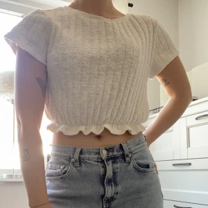 Topp - En topp i spets från NAKD i storlek M.  Plagget är i nyskick då den inte kommit till användning tyvärr💖