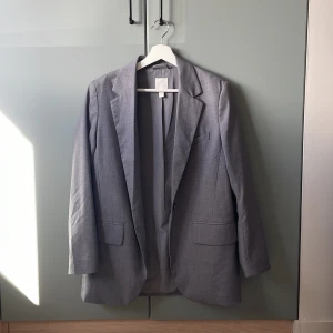 Oversized kavaj - Grå oversized kavaj från H&M. Knappt använd. Stl xs men är oversized så passar s