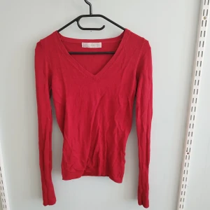 Zara topp  - Fin Zara topp, röd med V uringning i storlek S 