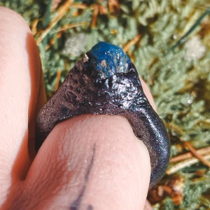 𝕹𝖊𝖕𝖙𝖚𝖓𝖚𝖘🌑 - Bergslagsten i ring🌑🖤metall imitation! stoligtvis storlek 54 passar även 54-43!  En "sten" förekommande i Bergslagen! Slag produkt efter järn framställning under 1700-1800 talet🙌  Frakt tillkommer ☺️✨