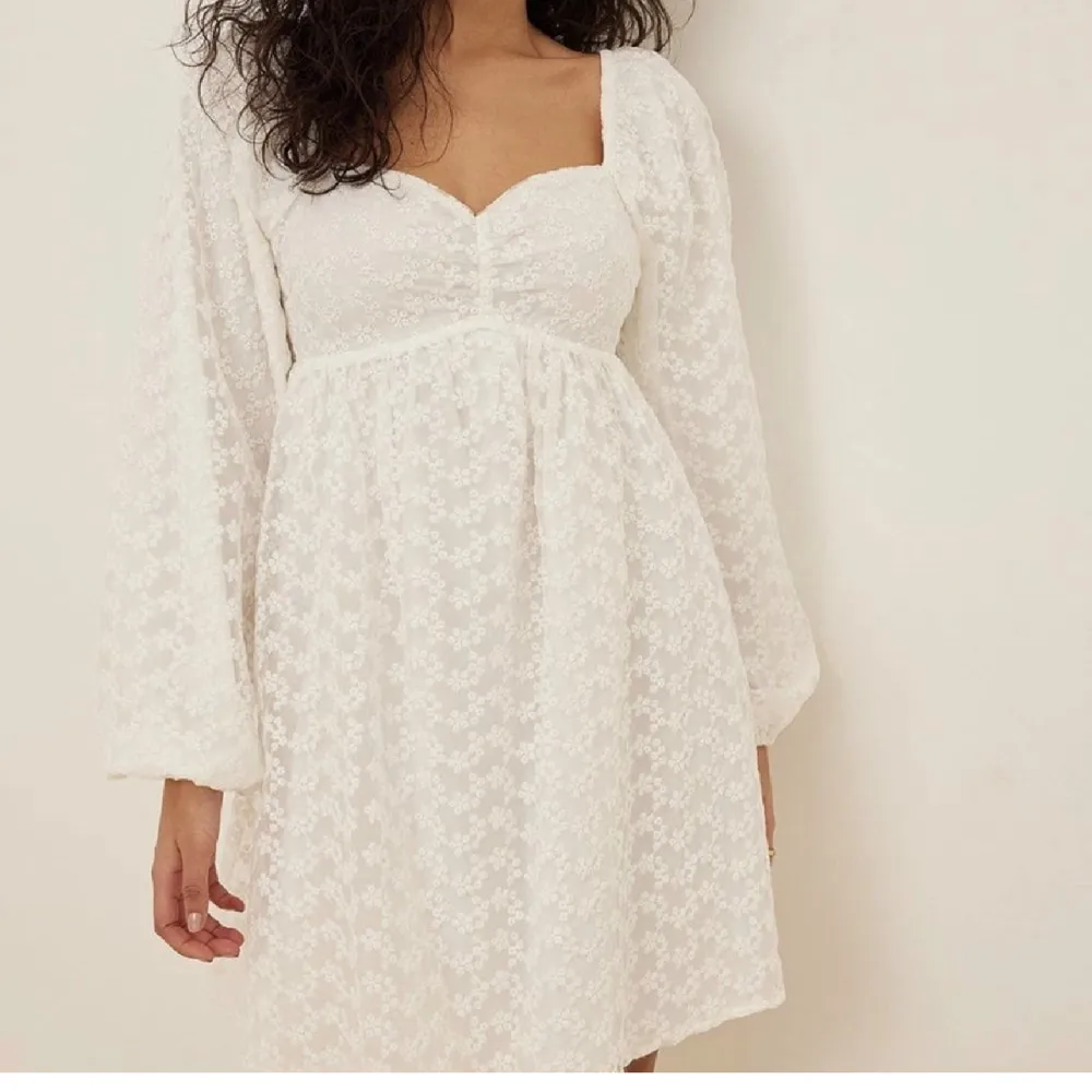 Säljer denna fina klänning från Sanna Jörnviks kollektion för Na-kd - i nyskick (pga fel storlek).. Klänningar.