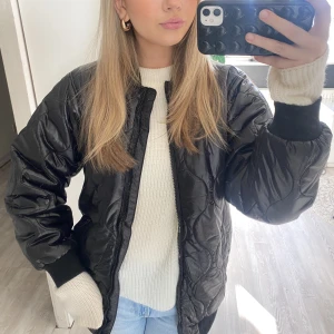 Jacka - As snygg jacka som passar perfekt nu till våren! Använd Max 2-3 gånger så den är i ett väldigt bra skick!😇 Stor i storleken så den passar mig som egentligen har xs/S (finns inte att köpa på h&m längre vad jag vet!!)