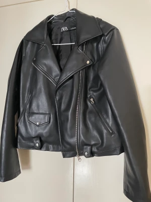 Zara skinnjacka  - Snygg skinnjacka från zara i strl M, men mer som S.  Fint skick!  Frakt tillkommer ❤️