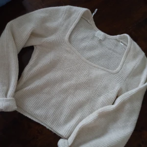 Stickad tröja  - Väldigt fin och bara använd en gång pga fel storlek. 