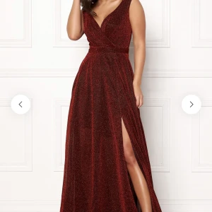 Balklänning från Bubbleroom - En vacker klänning till balen! Klänningen är uppsydd och passar mig som är 162cm när jag bar klack med 6cm. Det tillkommer även ett snöre som gjordes med tyget som blev över, t.ex om man vill ha en rosette där bak. Använd 1 gång. Ord.pris 1 199kr. 💗