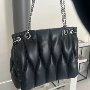 Zara Väska - As snygg Väska från Zara som jag inte använder längre. Man Får plats med väldigt mycket i den då den är stor viljet är toppen. Köpt för 360kr Säljer för 200 (+frakt) 💕💕 Hör av dig vid frågor!
