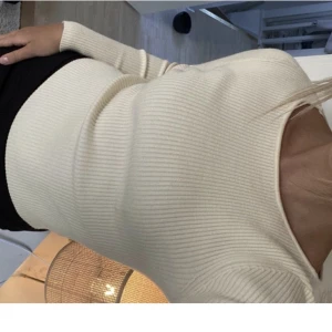 Zara tröja! - Säljer denna jättefina zara tröja i strl s! Frakt tilkommer. Kontakta vid minsta intresse❤️