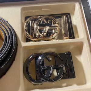 Gucci bälte - Gucci bälte jätte bra skick, man kan byta mellan svarta o guldiga GG märket, box ingår självklart😊