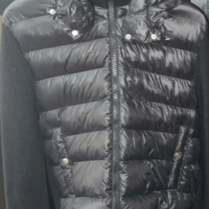 Moncler jacka  - Storlek M endast testad. Pass både tjejer och killar 
