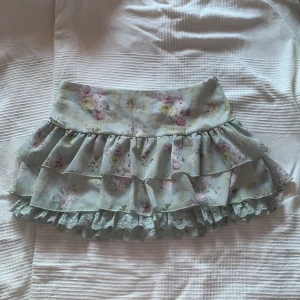 Minikjol - Hej jag säljer en jättesöt minikjol eftersom jag vuxit ur den    Midjemått ca 74 cm Längd 33,5c💓 Köp nu går bra :))