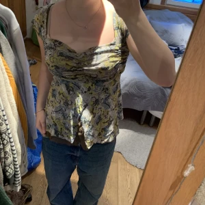 Vintage t-shirt - Super söt lite boho topp med underbara detaljer💕 