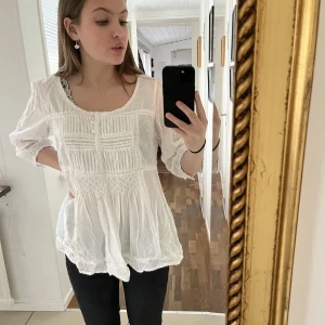 Söt topp  - Säljer superbilligt på min sida 🤍denna topp har liten fläck som ej går bort därav priset!