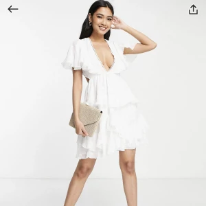 Vit klänning - Säljer då den va för stor passar perfekt till studenten🥰