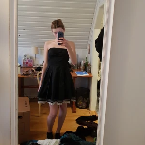 Söt svart klänning - En jätte söt svart kläning med två tunna underkjolar med volang. Den har på och avtagbara band som går att reglera. 