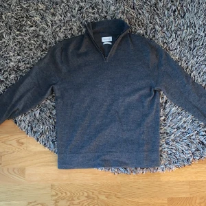 These Glory Days stickad halv zip tröja - Säljer tröjan då den är för lite och jag inte kan ha den längre. Tröjan är i storlek M men den är liten i storleken. En mycket fin stickad halv zip som kommer från These Glory Days, den är i en fin mörkgrå färg. Tröjan är för övrigt i mycket bra skick och den har inga svackor. Ordinarie pris 1000kr.