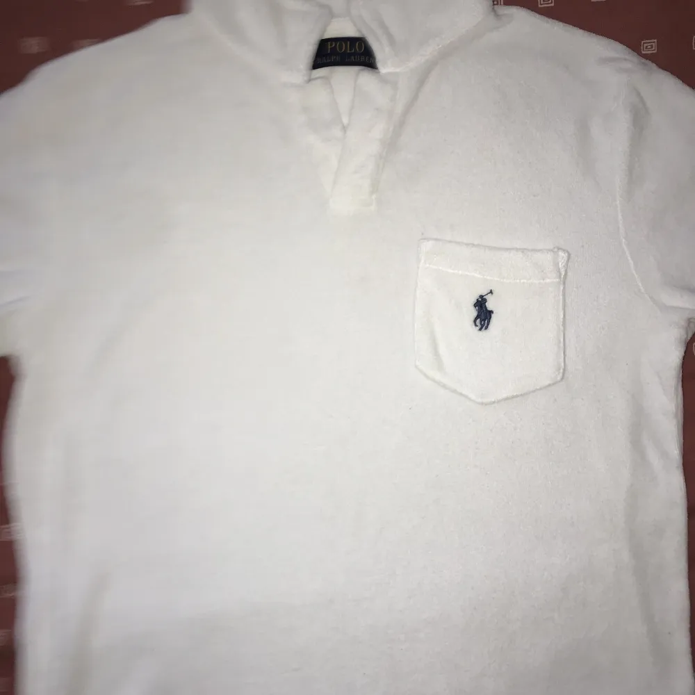 Polo tröja knappt andvänd passar xs och s jättebra. Jätte fin vit färg och jätteskönt material.. T-shirts.