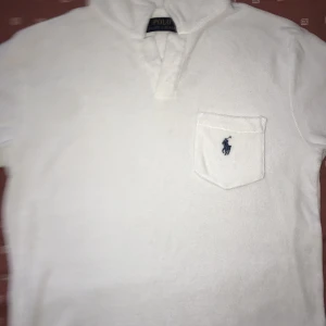Polo T-shirt  - Polo tröja knappt andvänd passar xs och s jättebra. Jätte fin vit färg och jätteskönt material.