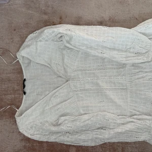 Zara klänning - Säljer denna super fina klänning ifrån zara då den är lite för kort för mig som är ca 175. Tyvärr krymps lite i tvätten den är ca 77cm lång nu så lite kortare. Köptes i somras för 600kr ungefär. Använd fåtal gånger. Finns inte att köpa längre. 