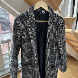 Jacka från H&M - Vår/höstjacka från H&M i strl 38, använd ett fåtal gånger 