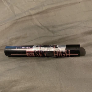 Sky High mascara  - Säljer en helt oanvänd sky high mascara då jag använder en annan tejp finns kvar runt om 80kr ink frakt står inte för postens slarv