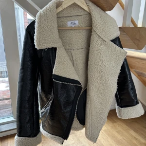 NA-KD jacka - Jättesnygg bikerjacka från NA-KD i strl 36, använd ett fåtal gånger