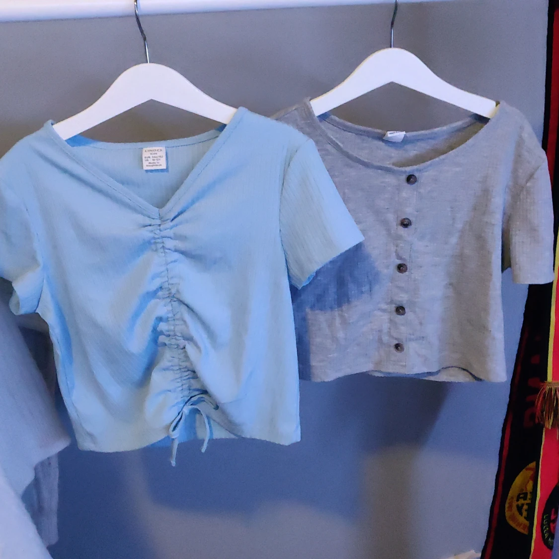 Två t-shirt toppar