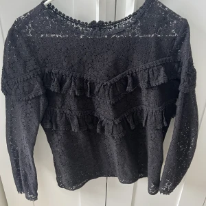 Svart blus - Superfin svart spetsblus, strl 36💞💞💞