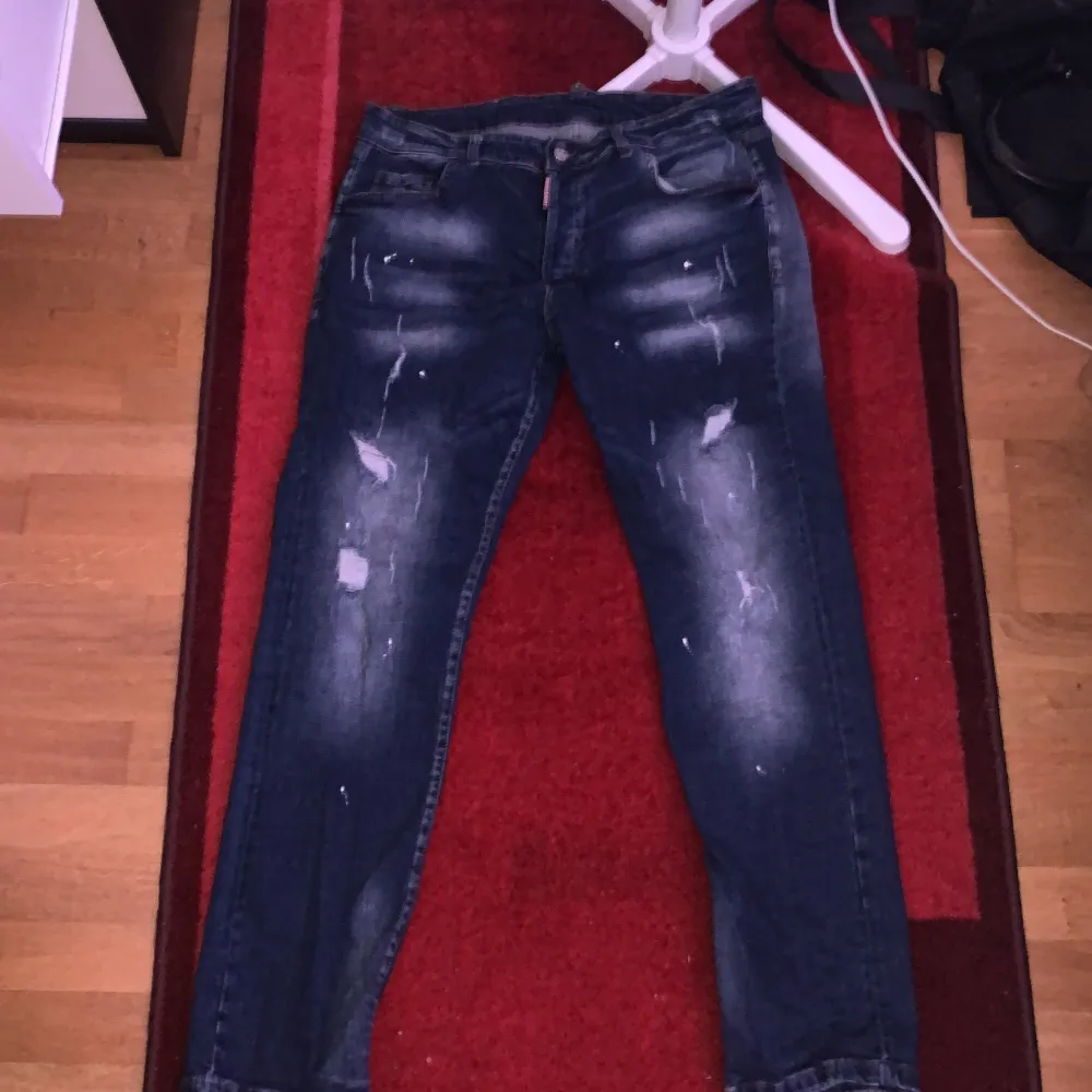 Säljer mina dsq jeans säljs för dom inte andvänds storlek 52 pris går också diskutera . Jeans & Byxor.