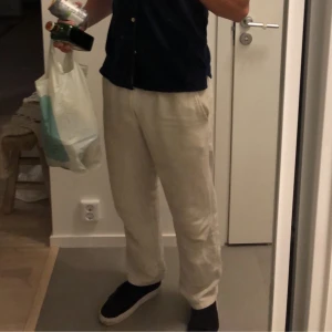 Linnebyxor  - Hej! Jag säljer min killes linnebyxor i sl 32! Använda ca 5 gånger, säljer pga att dem är för små💗 Original pris 600kr