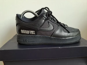 Nike air force 1 stl 39/40, gore-tex - Svart/grå Nike air force 1 med gore-tex som gör skon 100% vattentät. Fint skick. Stl 39/40 Innermått 25 cm Nypris 1700:-