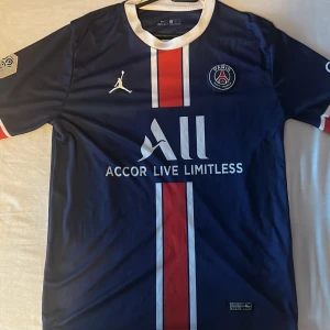 Psg T-shirt  - En mycket fin Psg tröja för den fotbollsintresserade. Fint skick. Använd ett fåtal gånger. Säljes för att den inte passar längre. 