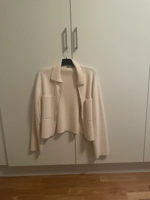 Vårjacka  - Super fin vårjacka från Åhléns! Använd fåtal gånger och är i super fint skick.